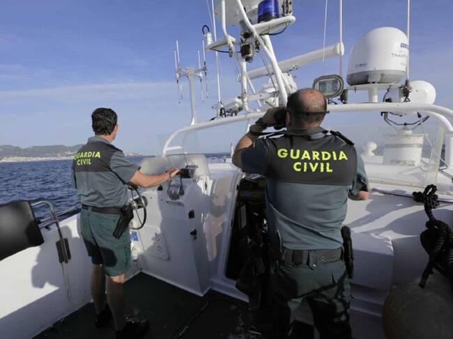 Agentes de Guardia Civil en el Estrecho.