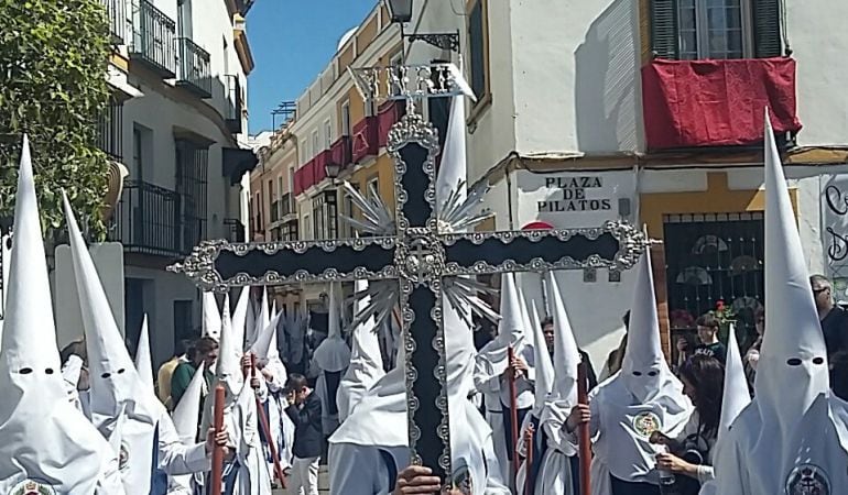 La cruz de guía de Los Negritos llegando a la Plaza de Pilatos el pasado Jueves Santo