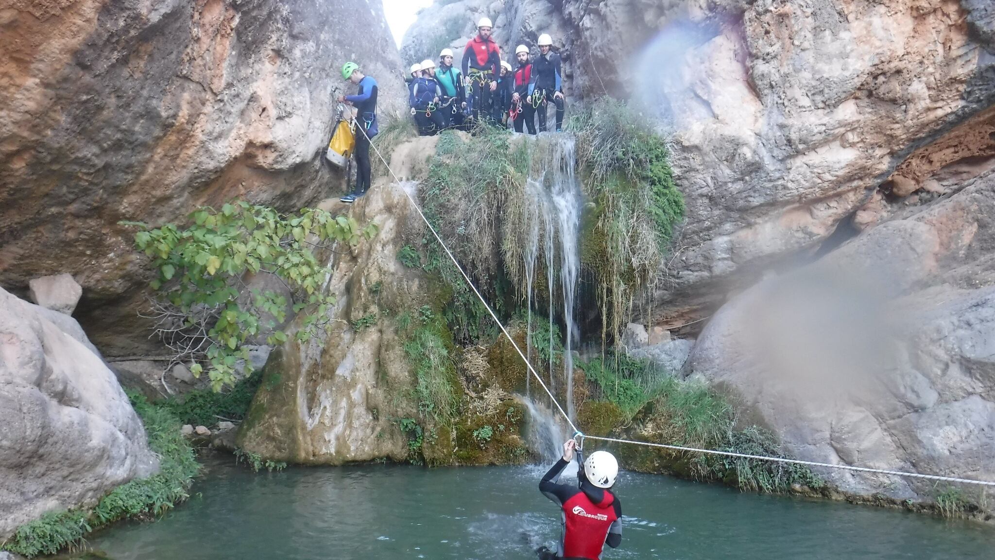 Joven haciendo barranquismo