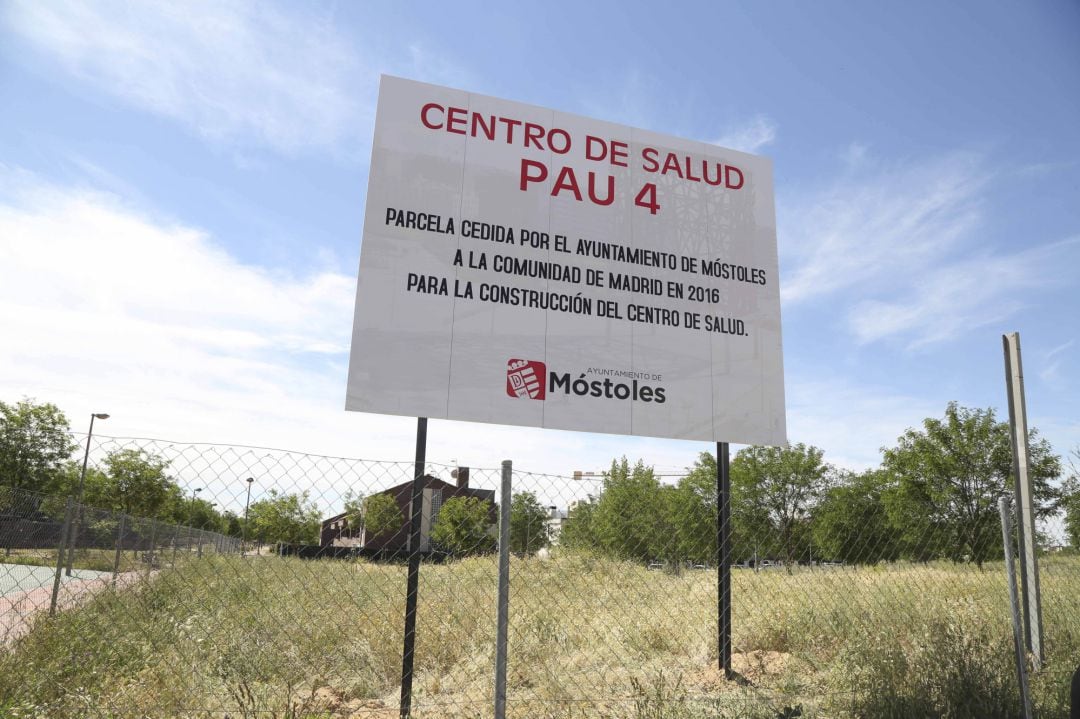 Cartel en el solar cedido por el Ayuntamiento de Móstoles para la construcción del centro de salud del PAU-4