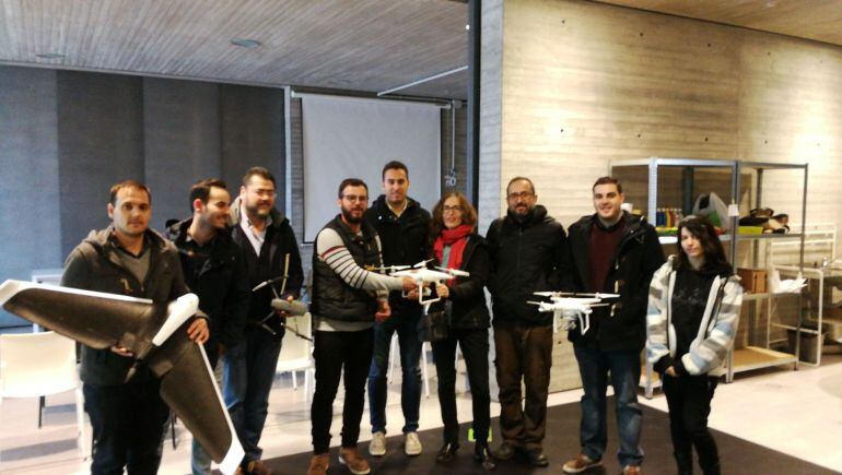 Profesores y alumnos del curso de Iniciación a la fotografía con drone en el C3A