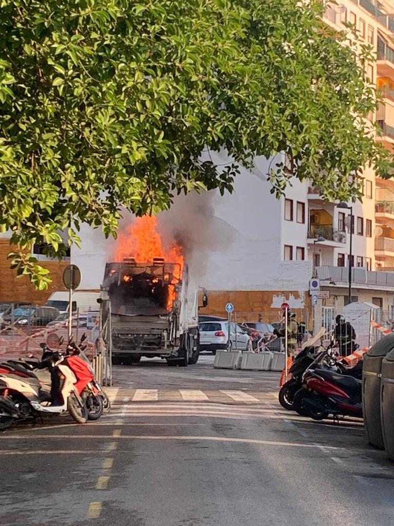 Camión de la basura en llamas