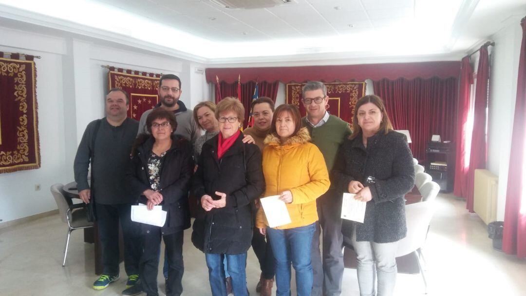 Responsables del Ayuntamiento junto a las ganadoras de este año.