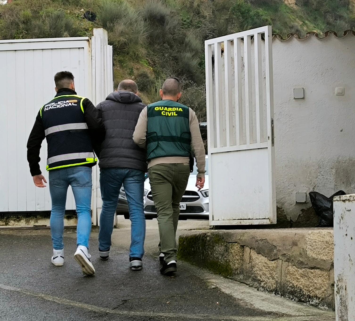 En la imagen el detenido por Guardia Civil y Policía Nacional