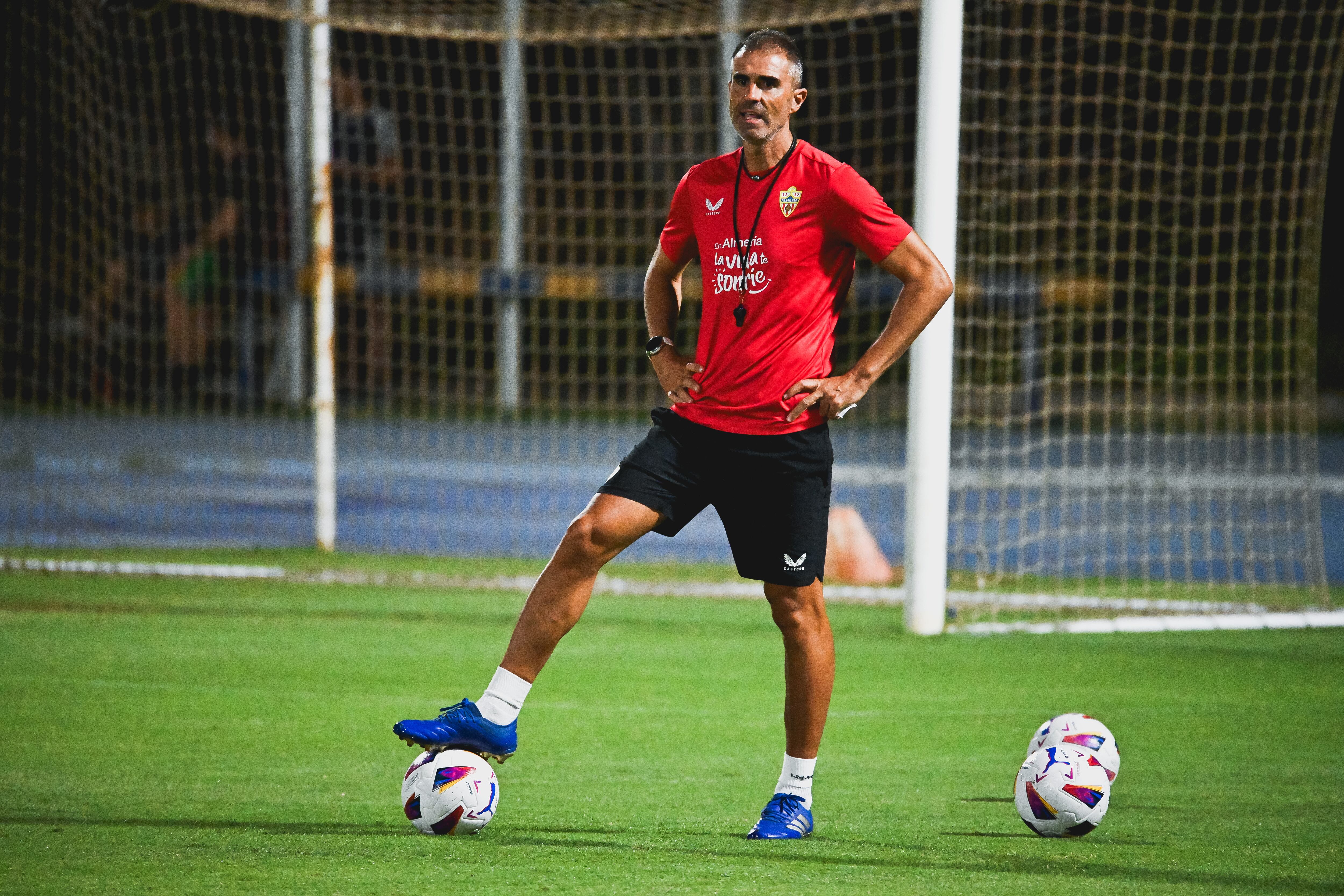 Garitano en su primer día de trabajo en el Almería.