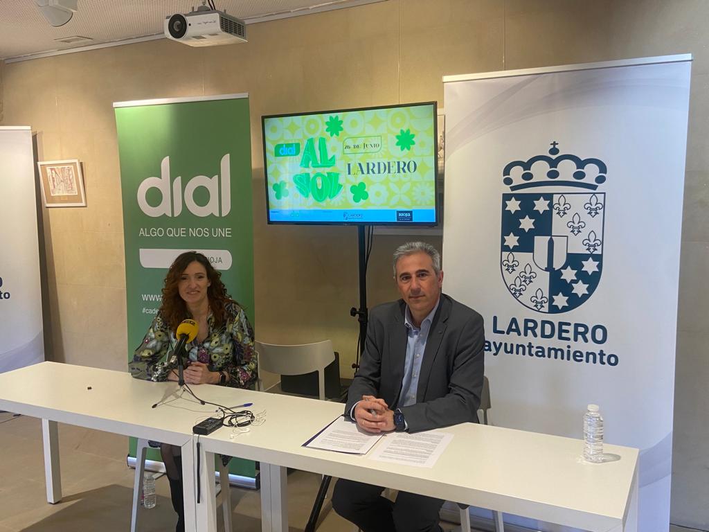 Marta Elguea, concejala en el ayuntamiento de Lardero y Alberto Aparicio, director de Cadena SER La Rioja, en la presentación del concierto de Dial al Sol en Lardero