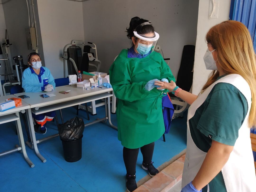 Sanitarios realizan pruebas de test rápidos a los profesionales de ayuda a domicilio