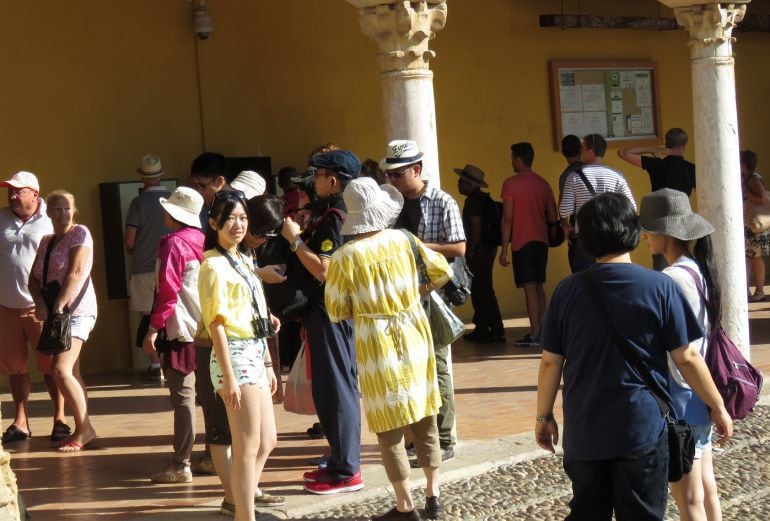 Turistas extranjeros en la Mezquita-Catedral.