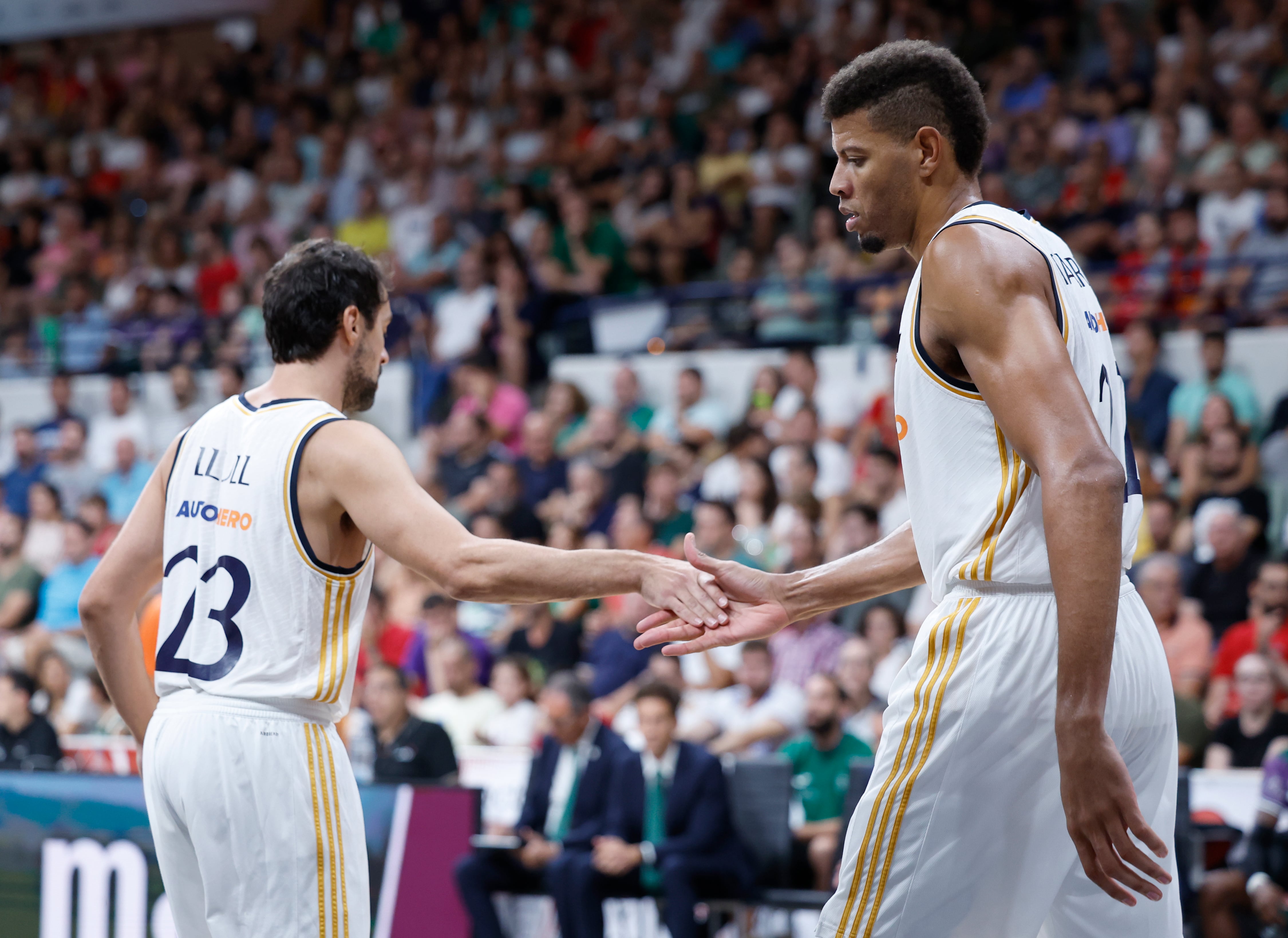 Llull y Tavares se saludan durante un partido de esta temporada.