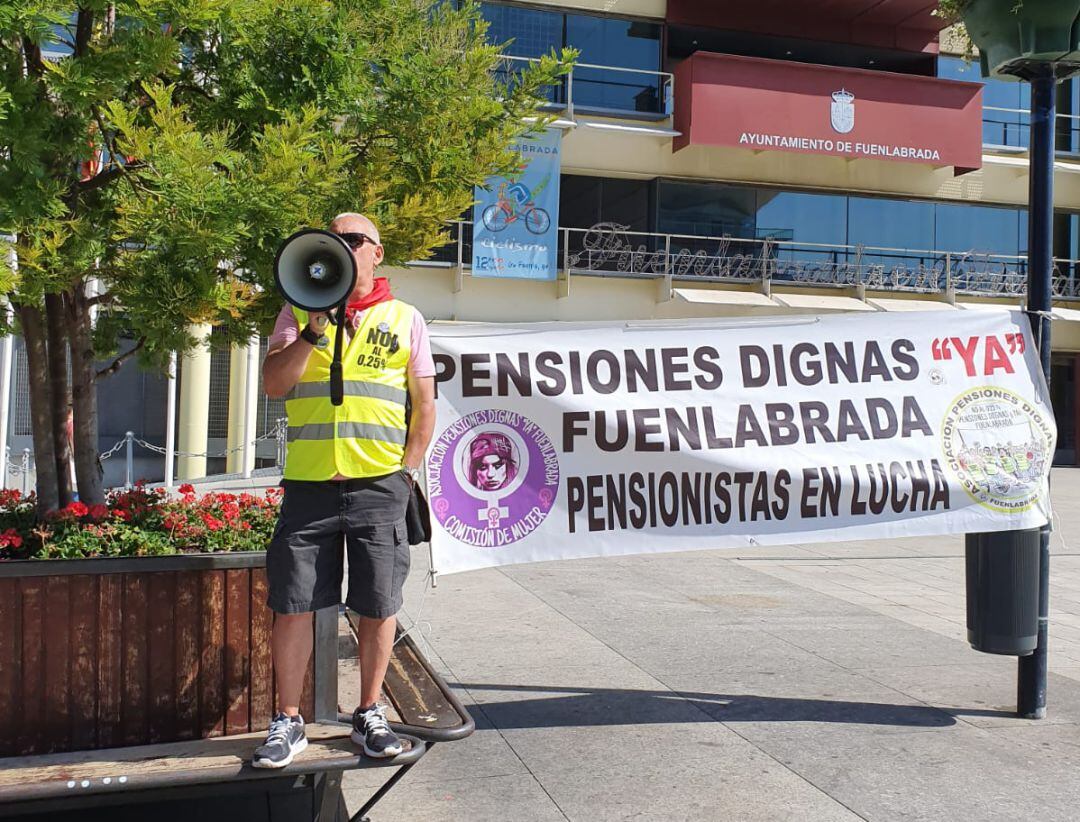 Cada lunes, los pensionistas se manifiestan frente al ayuntamiento de Fuenlabrada.