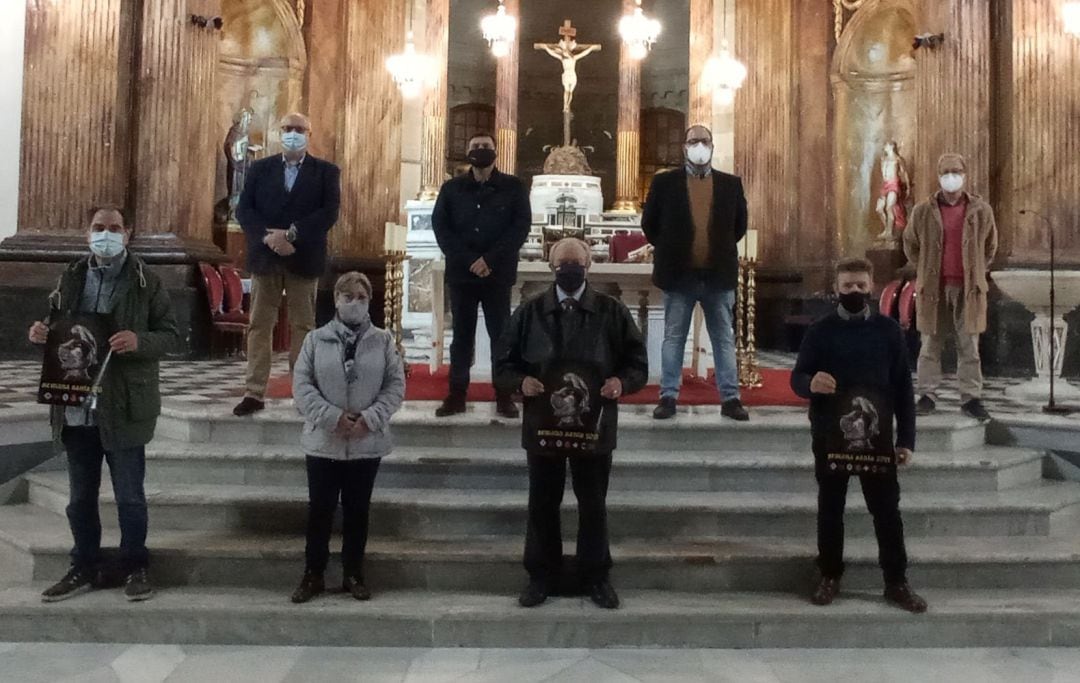 Els representants de les confraries van donar a conèixer el nou rètol de la Setmana Santa de Maó.