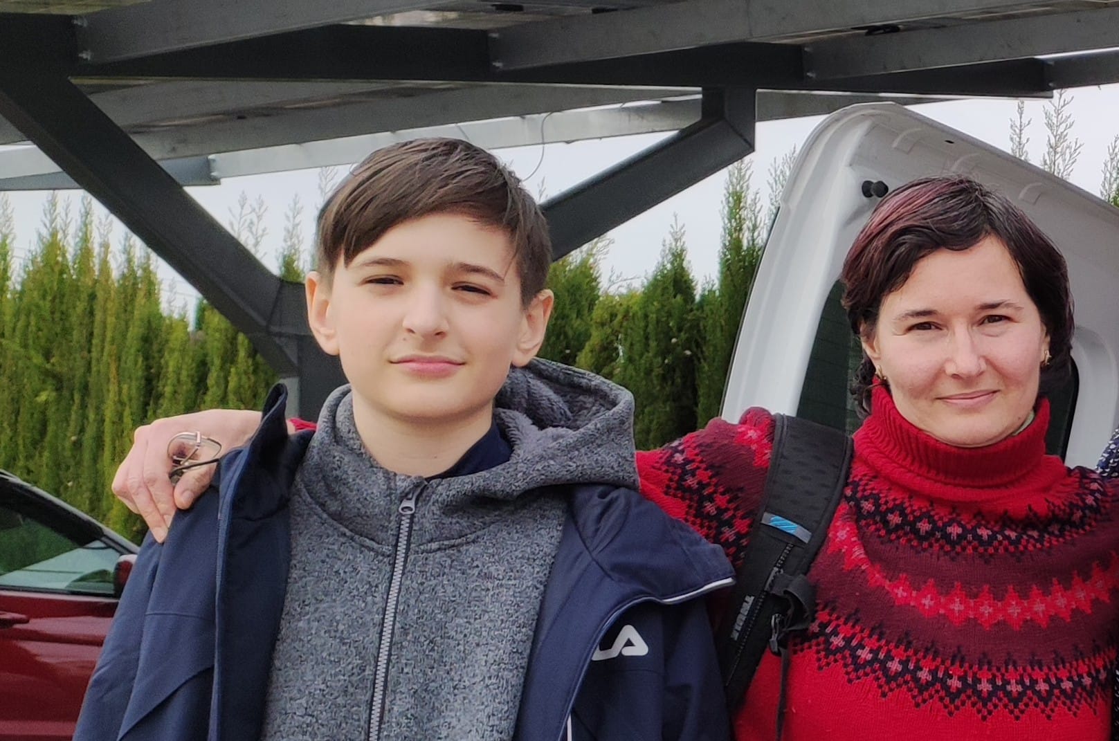 Maxine con Inha, su madre, dos de los refugiados ucranianos que han llegado a Cabra este fin de sema