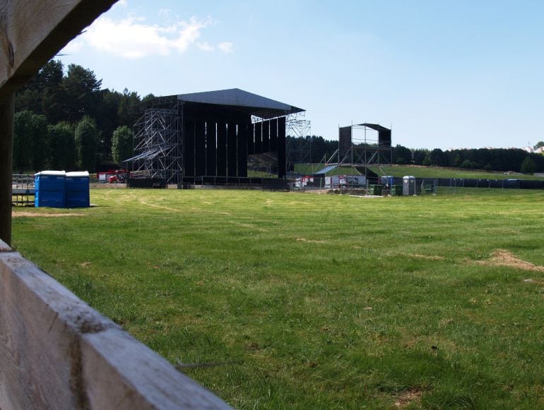 Imagen de archivo del montaje del escenario del macroconcierto `Músicos en la Naturaleza´, en la finca Mesegosillo (Hoyos del Espino)