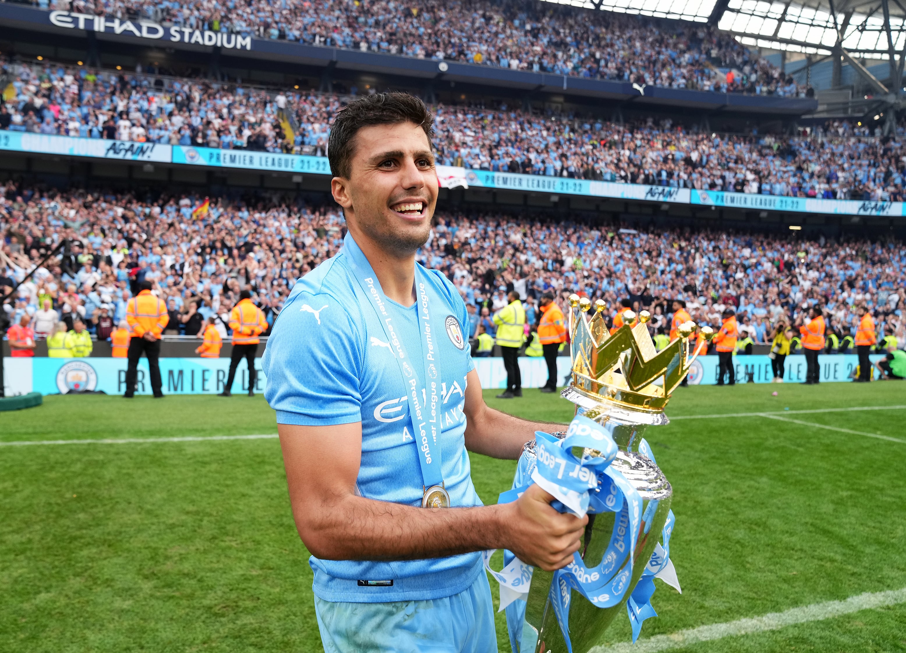 Rodri con el trofeo de la Premier League de 2022.