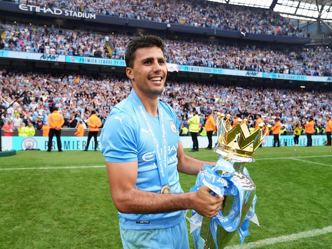 Rodri con el trofeo de la Premier League de 2022.