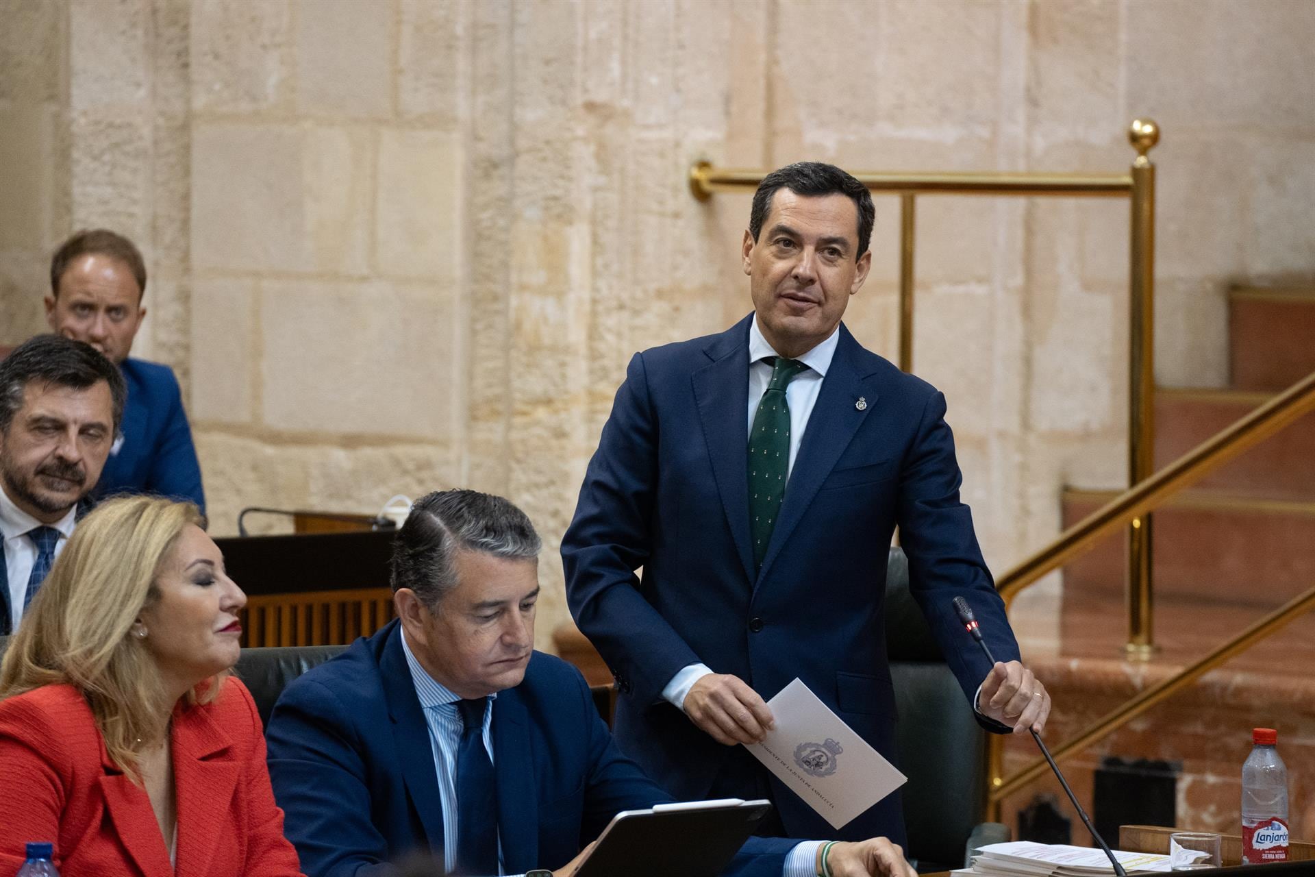 El presidente de la Junta, Juan Manuel Moreno, durante la sesión de control al Gobierno andaluz en el Parlamento de Andalucía.