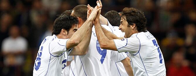 Los dos jugadores españoles del Schalke celebra la importantísima victoria en San Siro