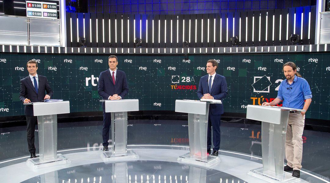 Imagen facilitada por RTVE (i-d) de los principales candidatos a la Presidencia del Gobierno en las elecciones generales, Pablo Casado (PP), Pedro Sánchez (PSOE), Albert Rivera (Cs) y Pablo Iglesias (Unidas Podemos), en el Estudio 1 en Prado del Rey, mome