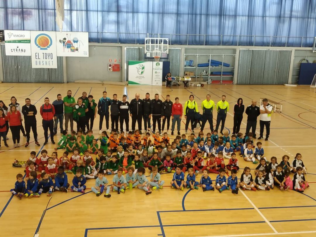 La gran familia del fútbol bebé en El Toyo.