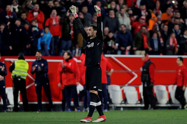 Rico levanta los brazos en el Pizjuán