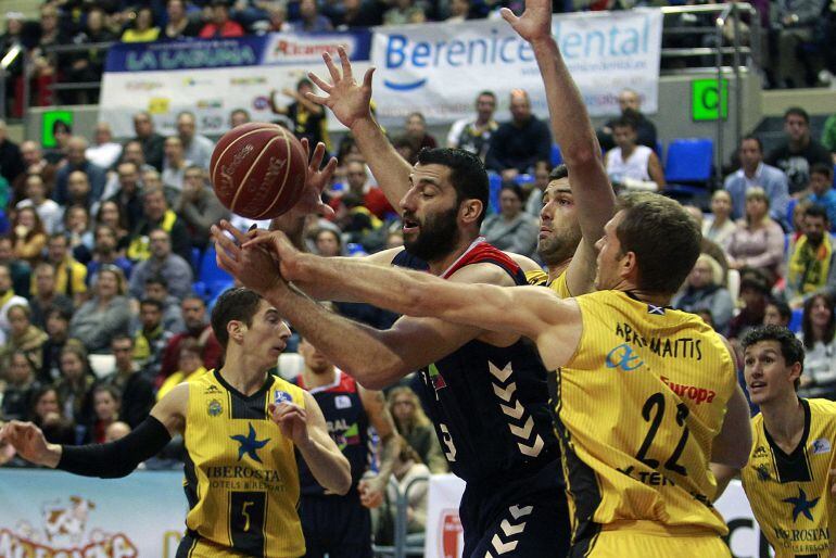 El pívot griego del Laboral Kutxa Ioannis Bourousis (i) intenta controlar el balón ante el alero estadounidense del Iberostar Tenerife Tim Abromaitis (d), durante el partido de la vigésimo sexta jornada de Liga ACB disputado esta tarde en el pabellón Insu