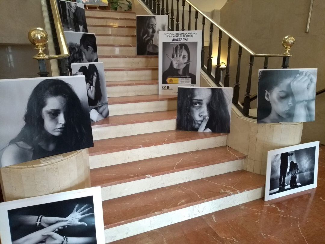 Carteles de la exposición fotográfica &quot;¡Basta ya!&quot;, en las escaleras de la Subdelegación del Gobierno, para sensibilizar sobre la violencia de género.