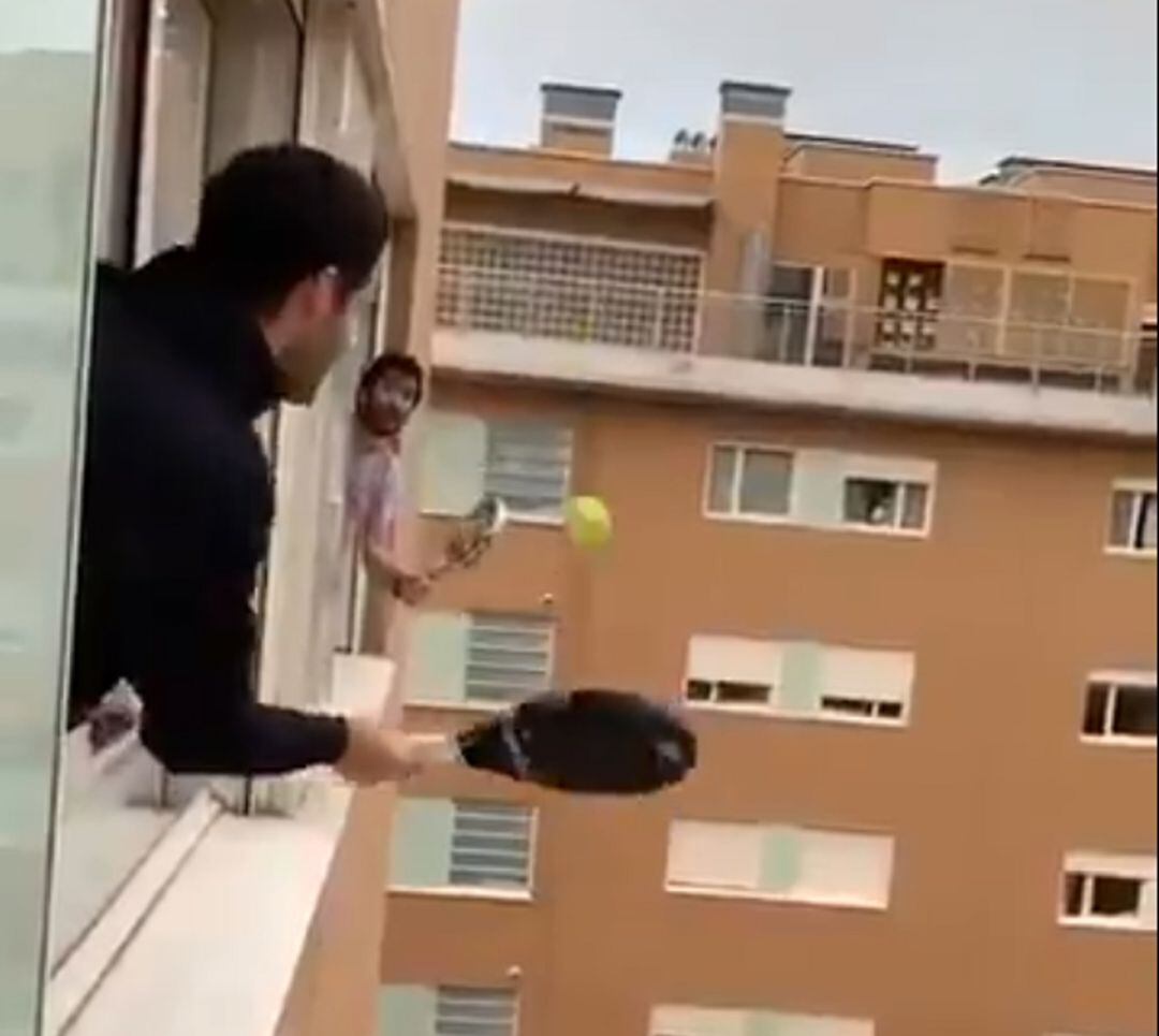 Por la ventana también se puede jugar al tenis