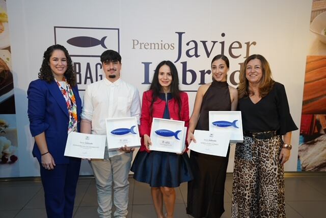 De izquierda a derecha, Neyla El Bouziddi, presidenta de Ubago; alumno Alejandro Peláez Rodríguez; alumna Deiviana Jaidelis Borjas; alumna Andrea Varo Gómez; y Carmen Castillo Mena, consejera de Desarrollo Educativo y Formación Profesional de la Junta de Andalucía.