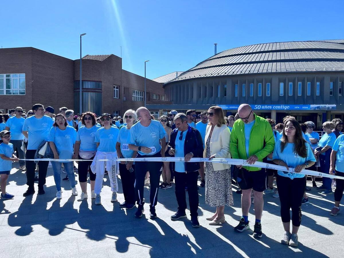 Más de 330 personas participan en la marcha conmemorativa del 50 aniversario del Hospital