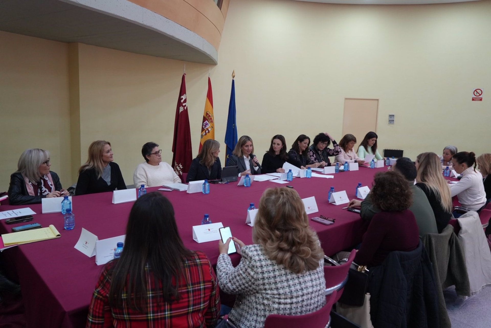 16/12/2024 La consejera de Política Social, Familias e Igualdad, Conchita Ruiz, durante su participación en el Consejo Territorial de Servicios Sociales.

El Consejo de Coordinación Territorial, compuesto por los 45 ayuntamientos de la Región de Murcia, ha dado este lunes luz verde al Plan Regional de Servicios Sociales, que beneficiará a más de 90.000 personas en situación de vulnerabilidad de la Región, según informaron fuentes de la Comunidad en una nota de prensa.

ESPAÑA EUROPA MURCIA SOCIEDAD
CARM
