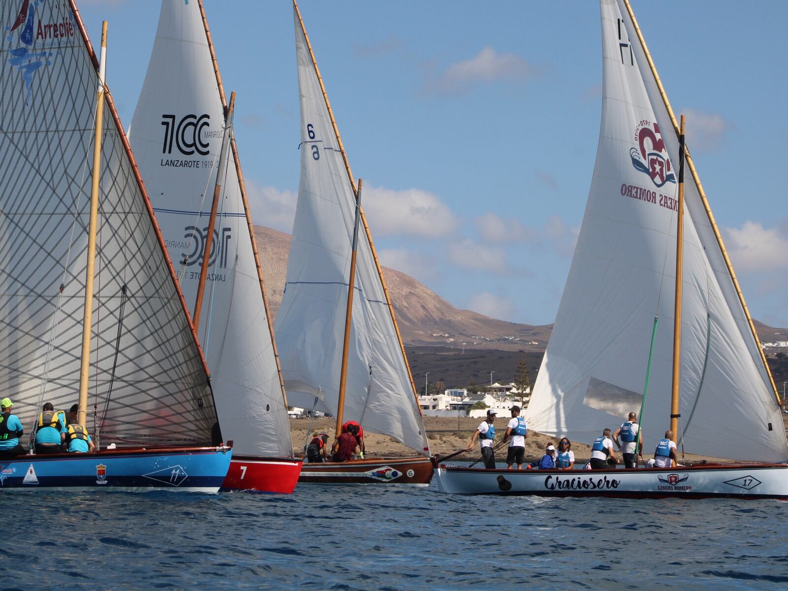 Barquillos de vela latina en una regata.