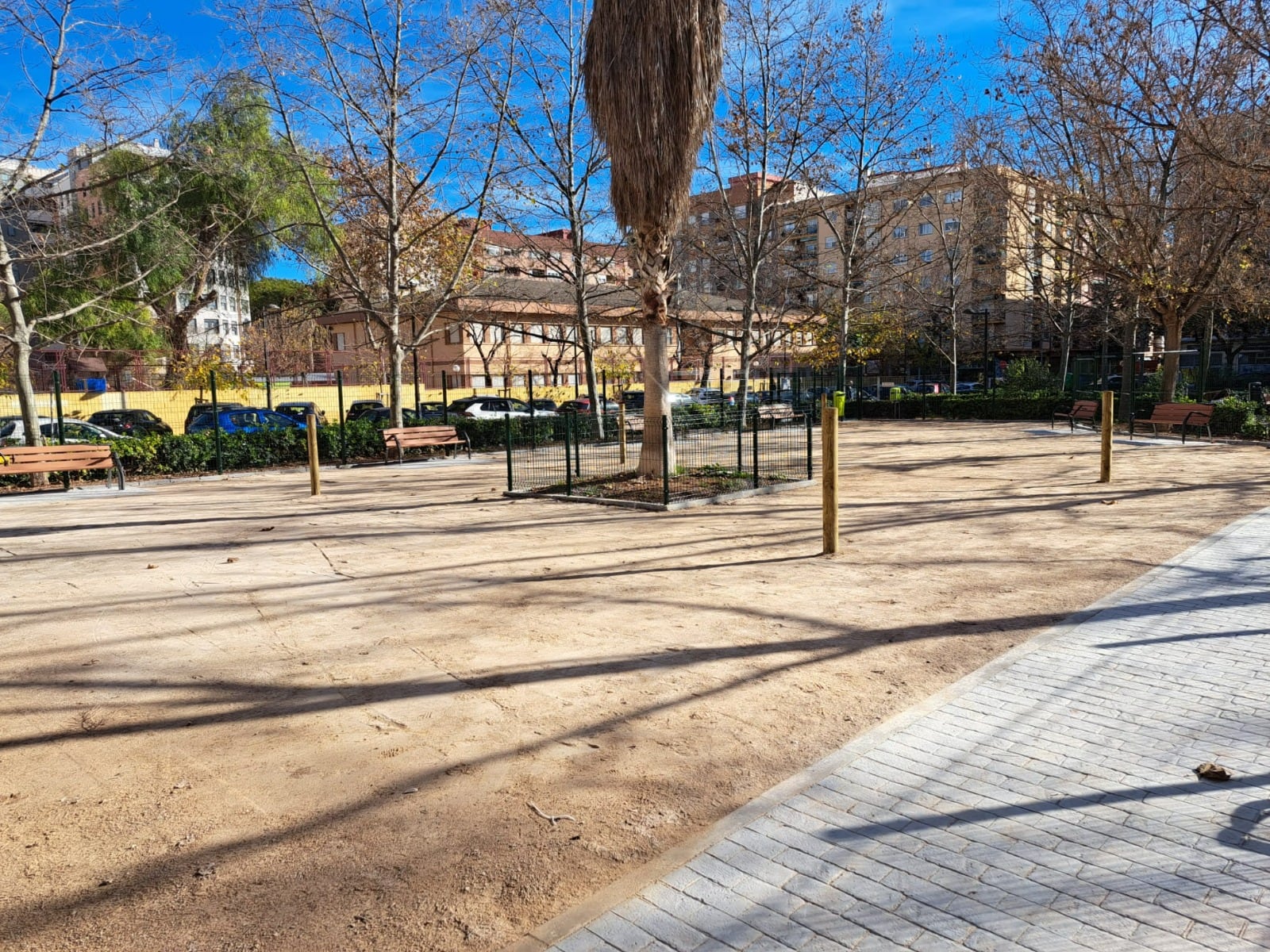 Abre la nueva zona de socialización canina en el jardín de las calles Albocàsser y Viver, en Benimaclet