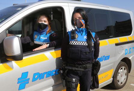 Las policías locales palentinas Sandra (D) y Esther (I) en el cuartel de la Policía Local de Palencia