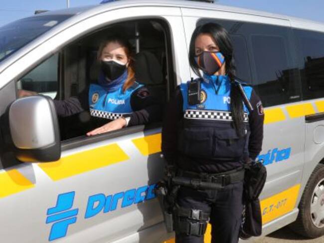 Las policías locales palentinas Sandra (D) y Esther (I) en el cuartel de la Policía Local de Palencia