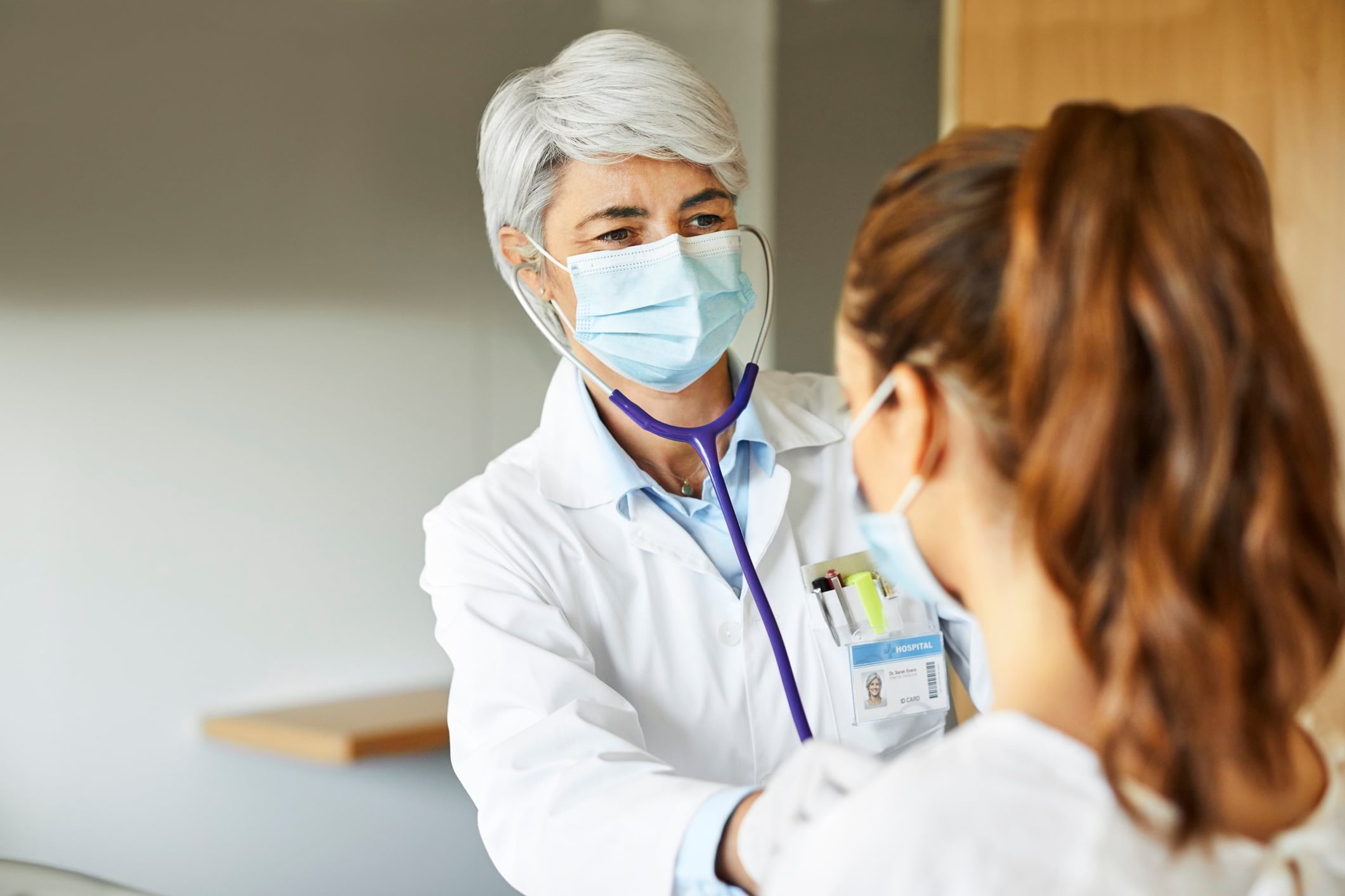 Una doctora examina a una paciente, ambas con la mascarilla puesta, en un centro de salud