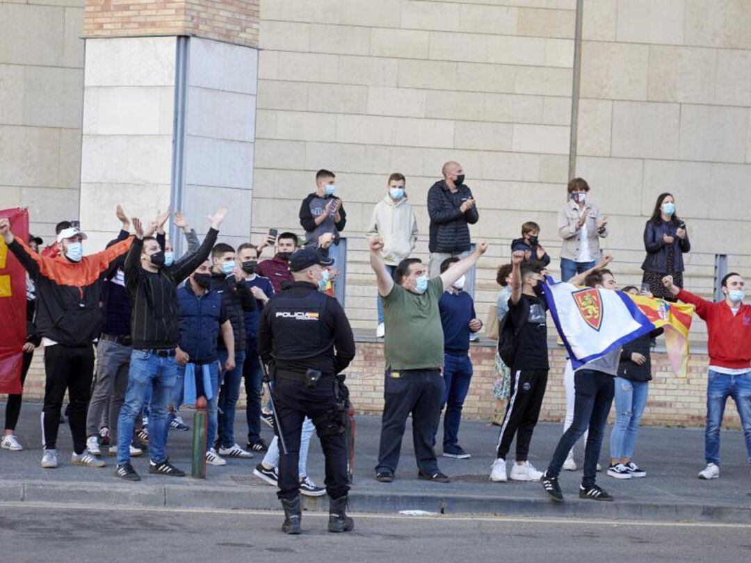 Aficionados del Real Zaragoza esperan la llegada del autobús a las puertas de La Romareda