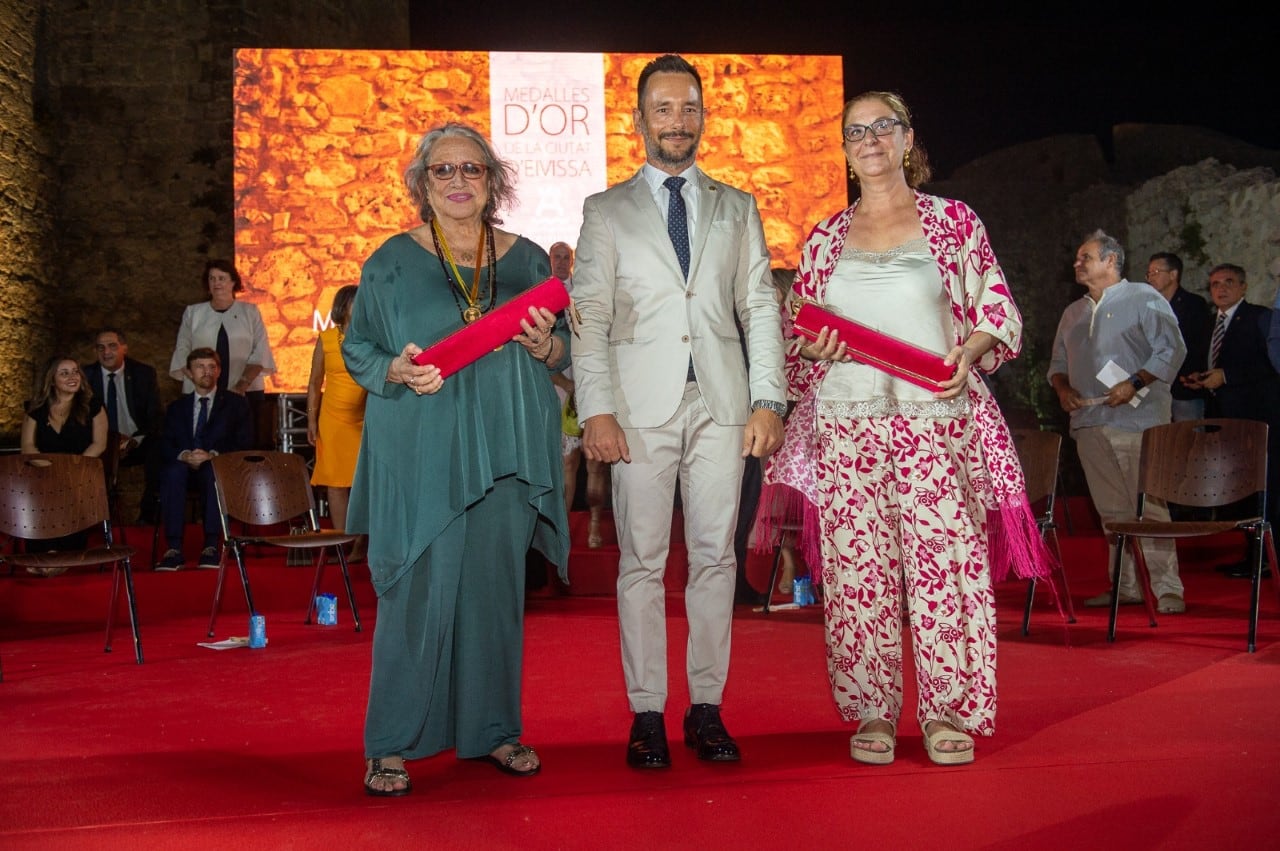 Las galardonadas junto con erl alcalde de Ibiza