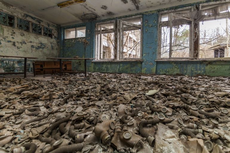 FOTOGALERÍA | Máscaras abandonadas en un edificio de Pripyat, a tres kilómetros de la planta nuclear de Chernóbil