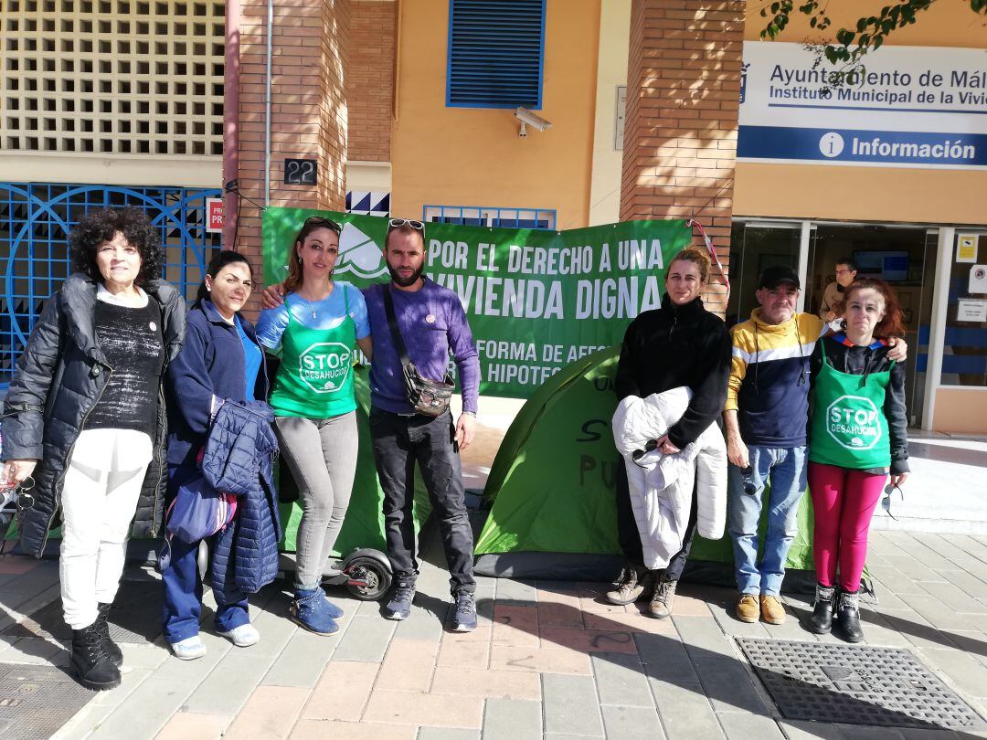 Acampada de protesta ante el Instituto Municipal de la Vivienda