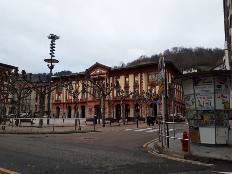 La plaza de Unzaga de Eibar bajo un cielo cubierto de nubes