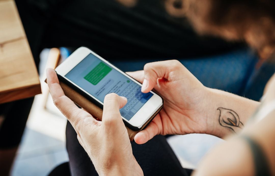 Una persona utiliza una app de mensajería instantánea para enviar mensajes.