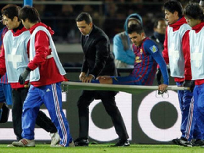 El asturiano sale de la semifinal del Mundialito frente al Al-Sadd tras romperse la tibia de su pierna izquierda