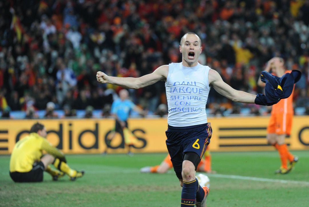 Andrés Iniesta celebra el gol que dio el título mundial a España en 2010