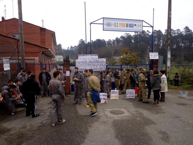 Alumnos a la puerta del instituto