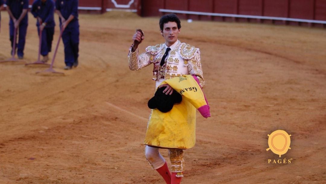 Antonio Grande pasea la oreja que le ha cortado al quinto novillo de la tarde en La Maestranza