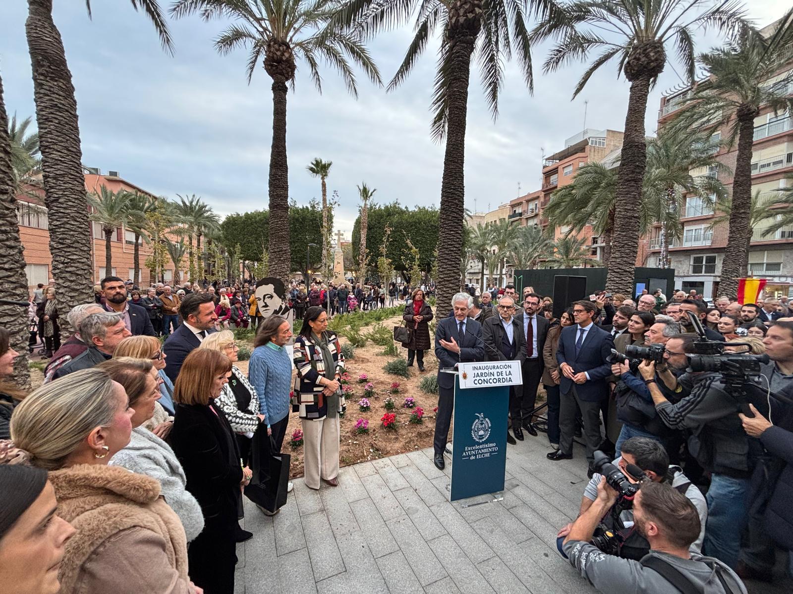 Inauguración del nuevo Jardín de la Concordia en Elche con la presencia de Adolfo Suarez Yllana y los familiares de Ramón Pastor