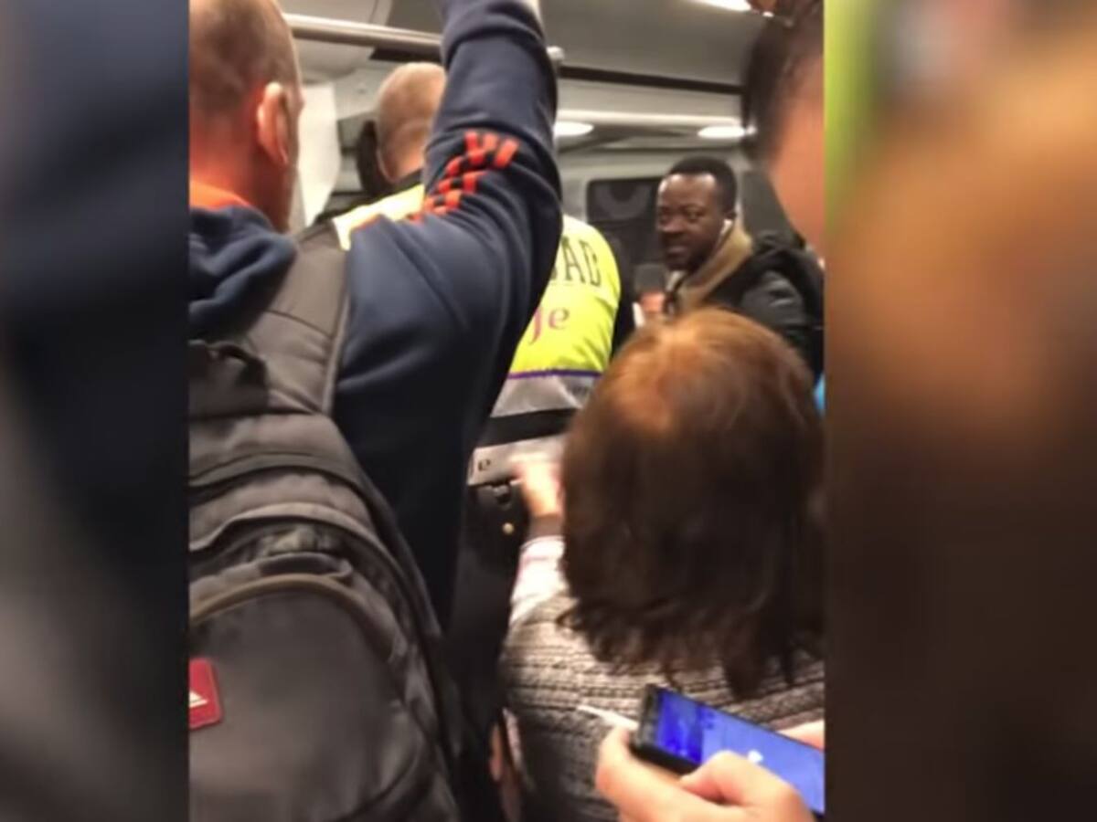 Unos vigilantes de seguridad agreden a un chico negro en el Cercanías