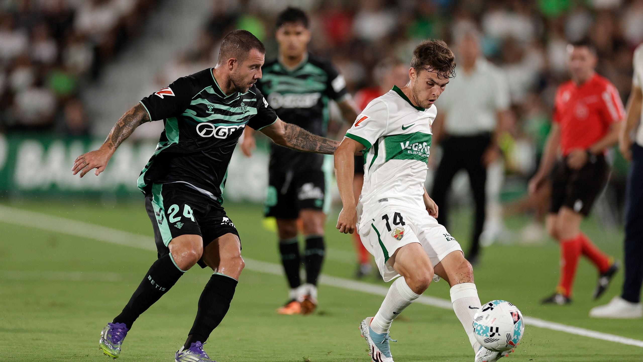 Un momento del Elche-Betis de Liga jugador esta temporada en el Martínez Valero