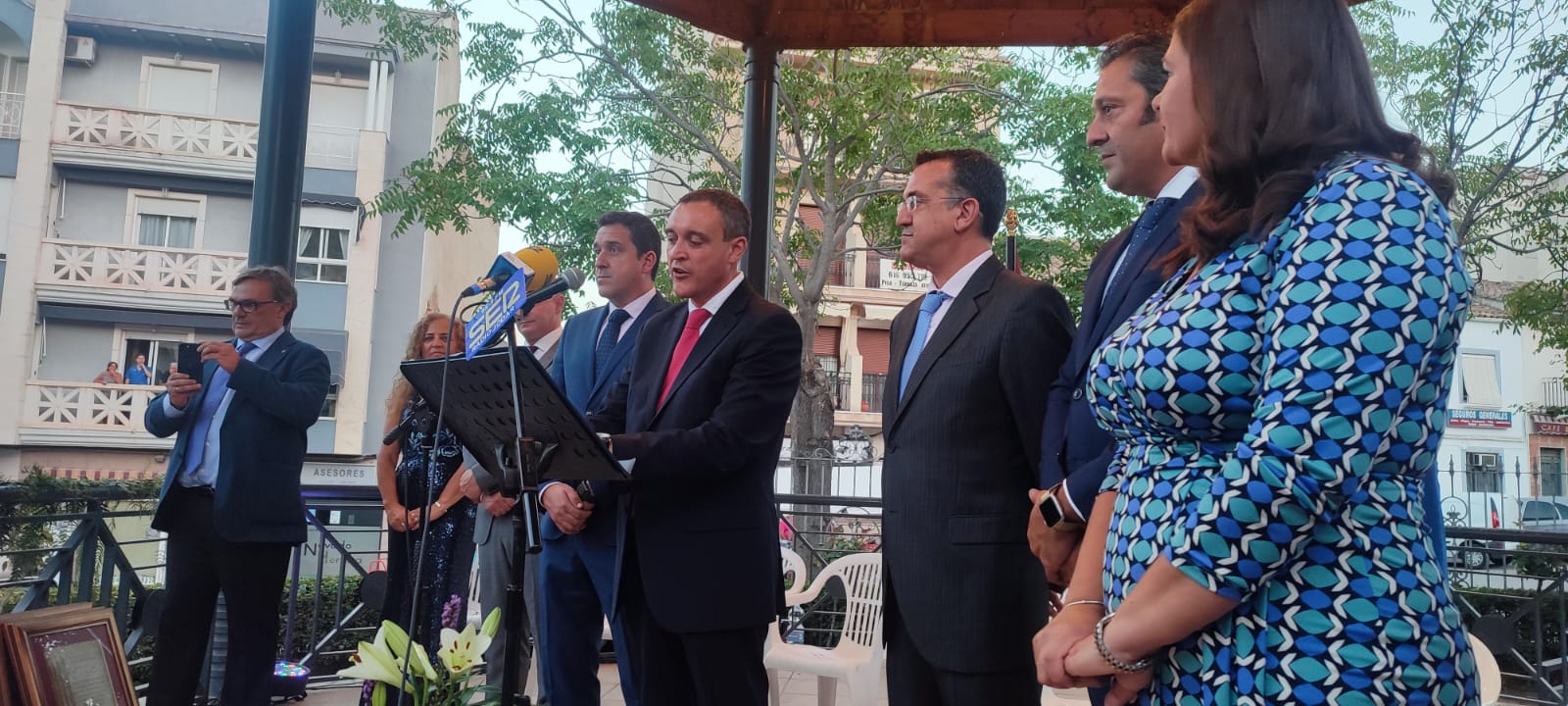 Momento de la lectura del pregón por Juan Carlos Gómez Vargas, acompañado por sus hermanos Francisco Javier, José Luis e Ildefonso, y la alcaldesa, M ª Teresa García