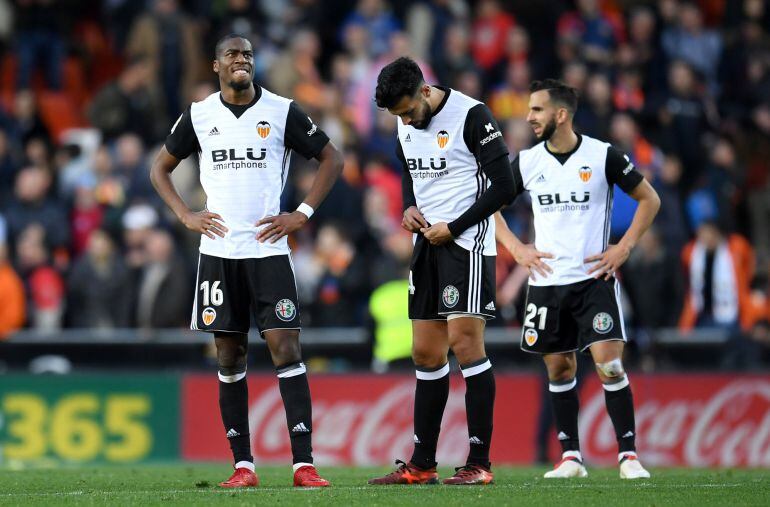 VALENCIA, SPAIN - JANUARY 27:  Valencia players look dejected after the La Liga match between Valencia and Real Madrid at Estadio Mestalla on January 27, 2018 in Valencia, Spain.  (Photo by David Ramos, Getty Images)